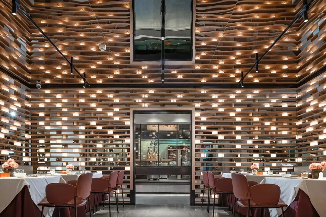 龙胜大鸭梨烤鸭店以全新的餐饮空间设计，冲破品牌桎梏，重塑品牌形象