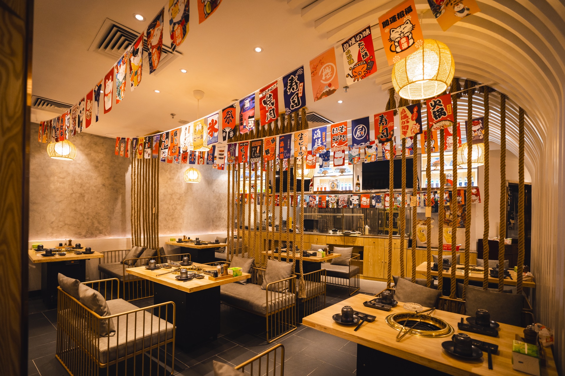 龙胜如何通过深圳餐饮空间设计来确定餐厅的装修风格？
